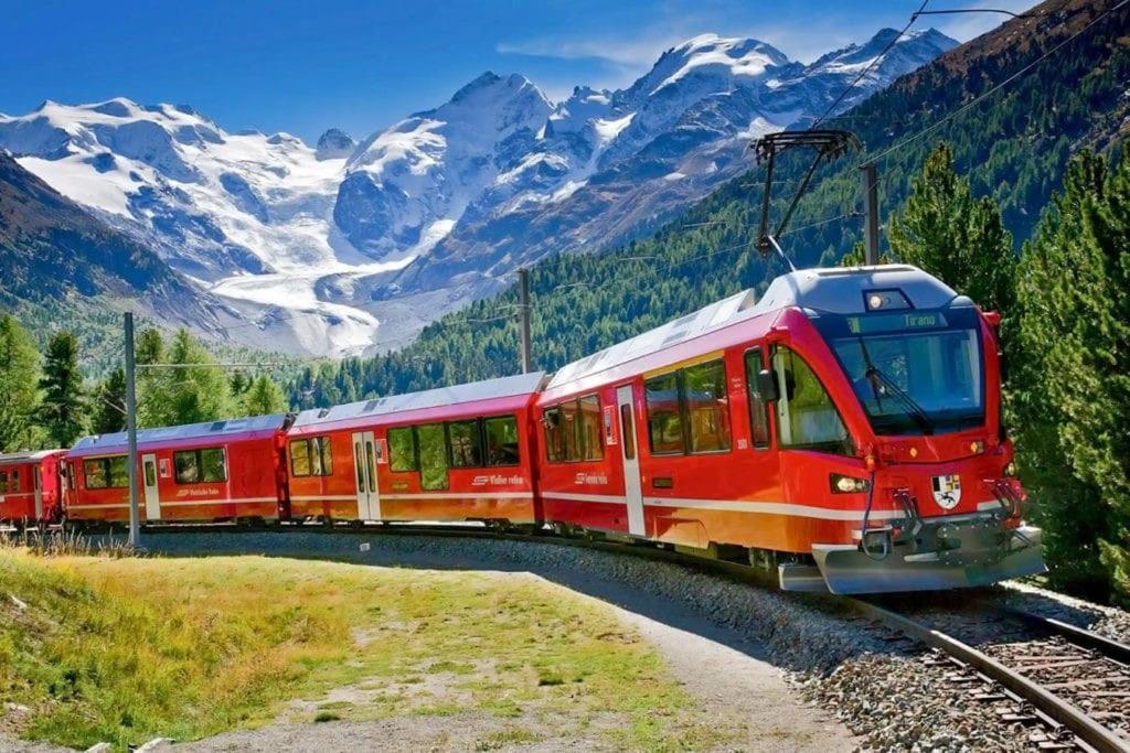 Bnbernina Express Dietro Al Trenino Rosso Тирано Экстерьер фото